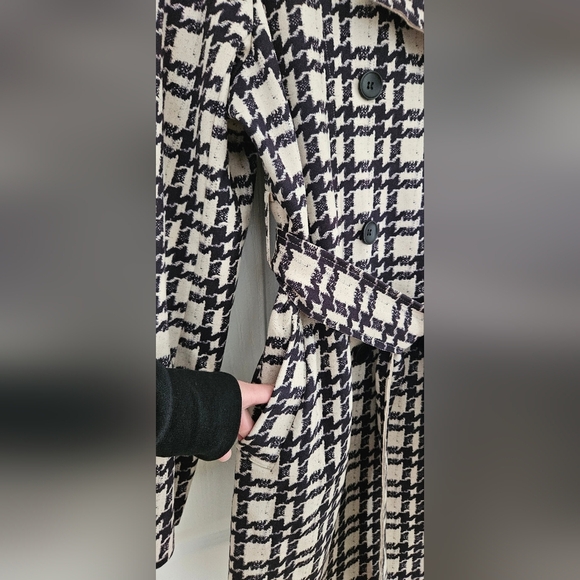 Solitaire Black and Cream Houndstooth Long Sleeve Coat - Picture 4 of 5